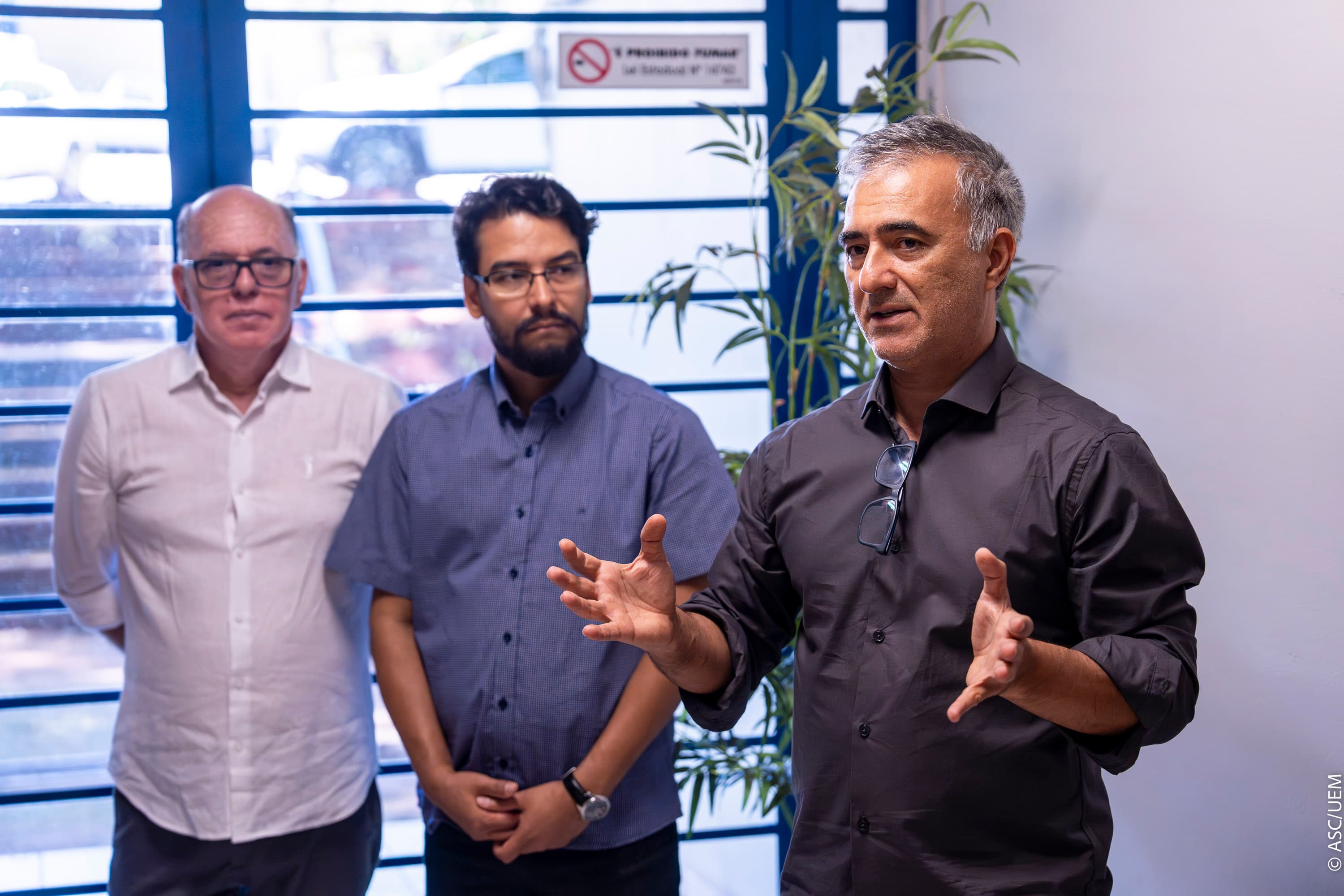 Professor Farid falando em evento